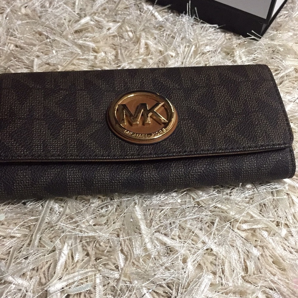 Michael Kors Fulton Brown Carryall Wallet - Picture 13 of 13